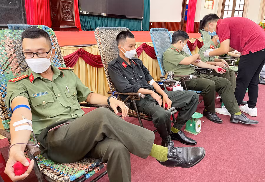  Quang cảnh buổi hiến máu tại Công an tỉnh. Ảnh: Lê Ánh