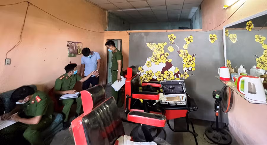 Lực lượng chức năng có mặt tại hiện trường điều tra nguyên nhân cụ ông 60 tuổi tử vong. Ảnh: C.X