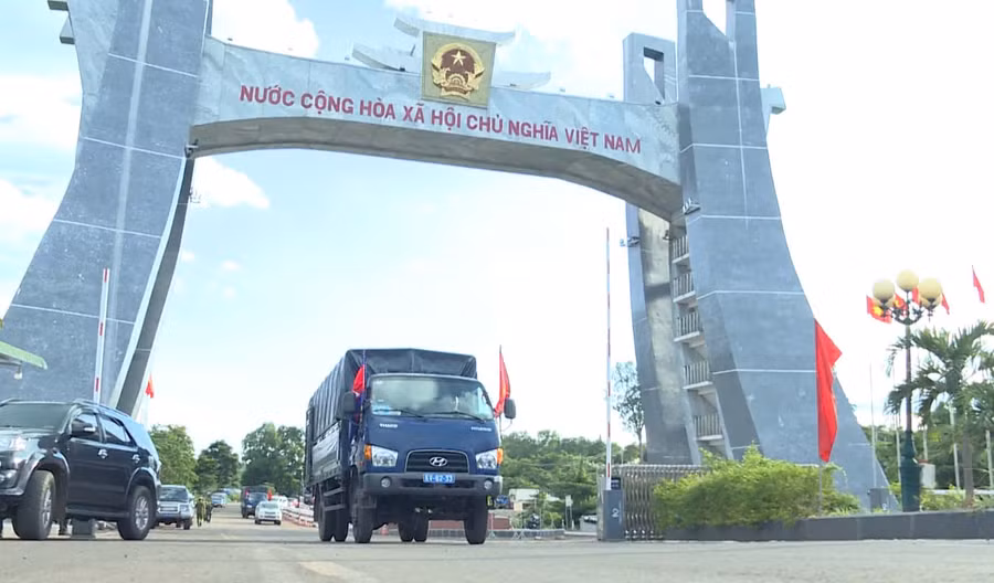 Xe đón 18 Liệt sỹ quân tình nguyện và chuyên gia Việt Nam hy sinh trên chiến trường Campuchia về tới Cửa khẩu Quốc tế Lệ Thanh0