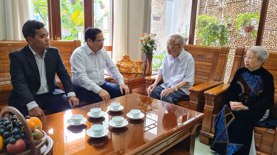 Thủ tướng Chính phủ Phạm Minh Chính (thứ 2 từ trái sang) và Bí thư Tỉnh ủy Hồ Văn Niên (bìa trái) thăm gia đình ông Ngô Thành. Ảnh: Bá Bính