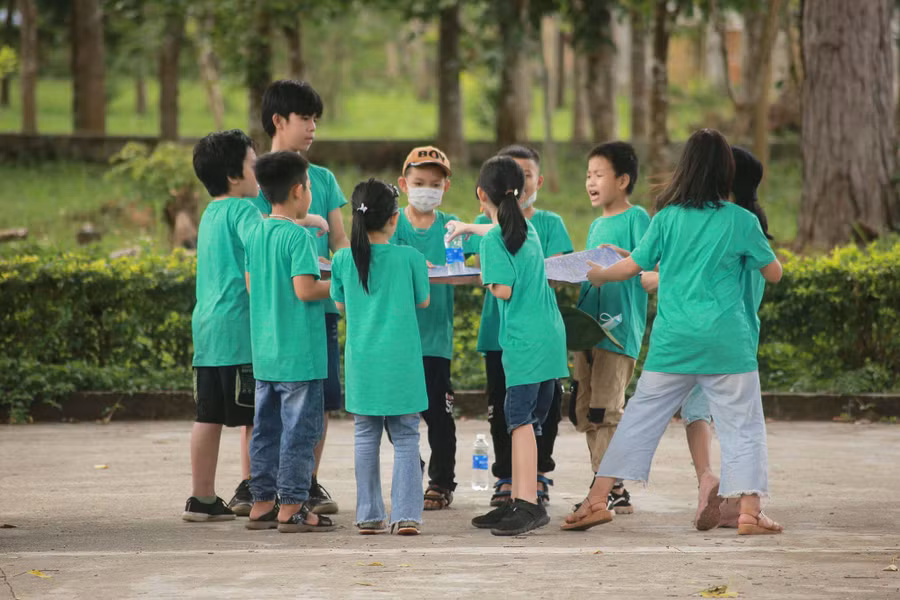 Ảnh 7: Các em thiếu nhi tham gia trò chơi tập thể tại lớp tập huấn kỹ năng sống “Vượt qua chính mình”. Ảnh Tấn Đại
