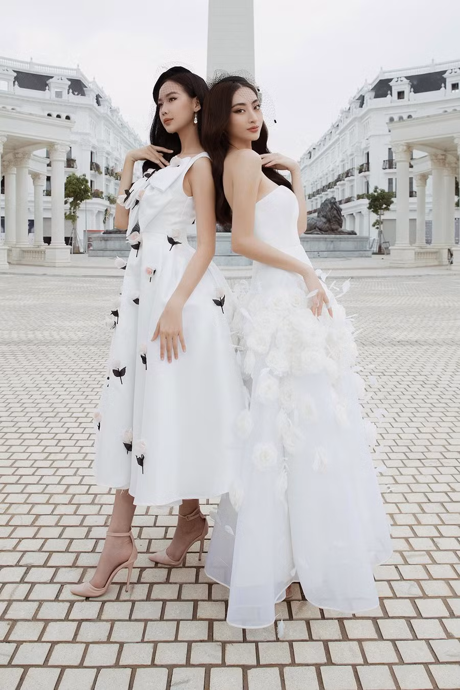 Bên cạnh những lời khen “có cánh”, Lương Thùy Linh còn khiến fan thích thú khi bỗng trở nên nhỏ bé khi đứng cạnh người đẹp 1m85.