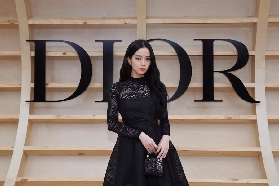 Show diễn thời trang đầu tiên của Dior tại xứ kim chi cho bộ sưu tập Thu Đông 2022 đã diễn ra thành công ở trường Đại học nữ Ewha danh giá. Giữa dàn sao Hàn đình đám tại sự kiện lần này, Jisoo (BlackPink) là tâm điểm, tiếp xúc thân thiết với các gương mặt hàng đầu giới thời trang. Ảnh: Instagram MV