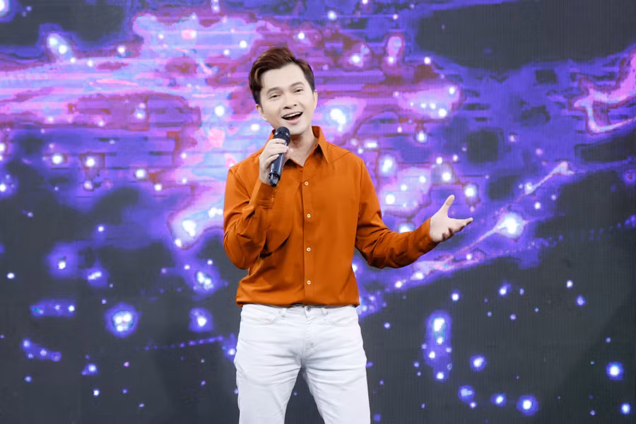 Nam Cường trình diễn nhiều bài hit tại tập 17 Khoảnh khắc rực rỡ. BTC