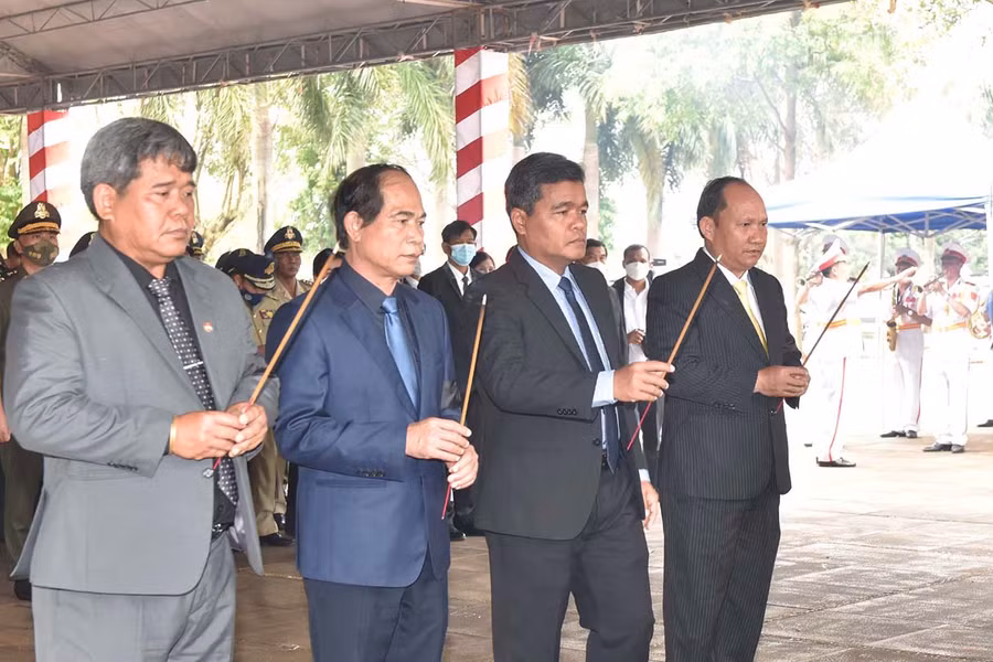 Các đồng chí lãnh đạo tỉnh dâng hương tri ân các liệt sĩ. Ảnh: Đức Thụy