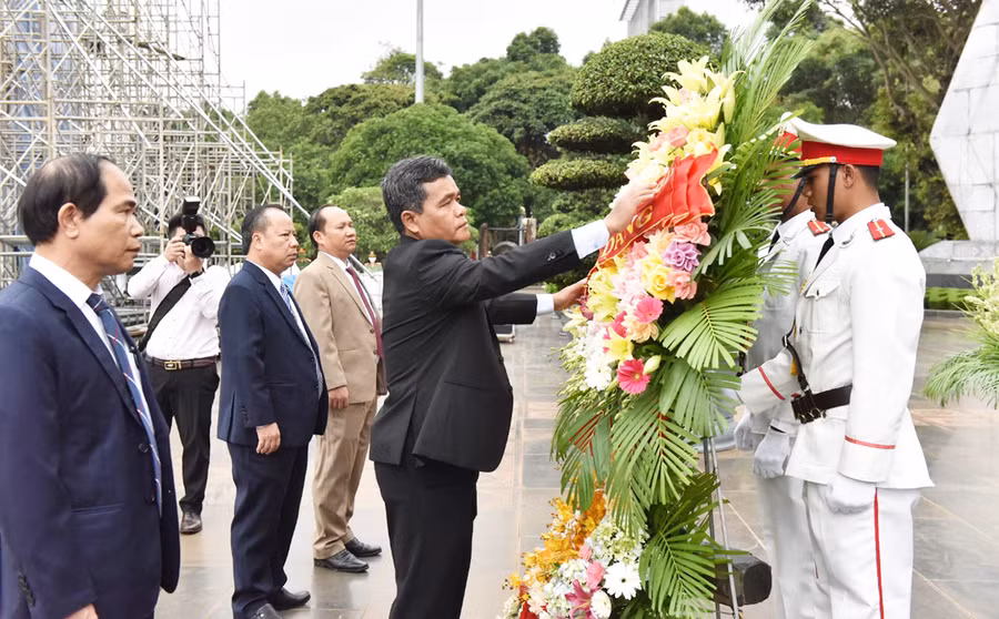 Thường trực Tỉnh ủy thay mặt lãnh đạo tỉnh dâng hoa trước Tượng đài Bác Hồ với các dân tộc Tây Nguyên. Ảnh: Đức Thụy