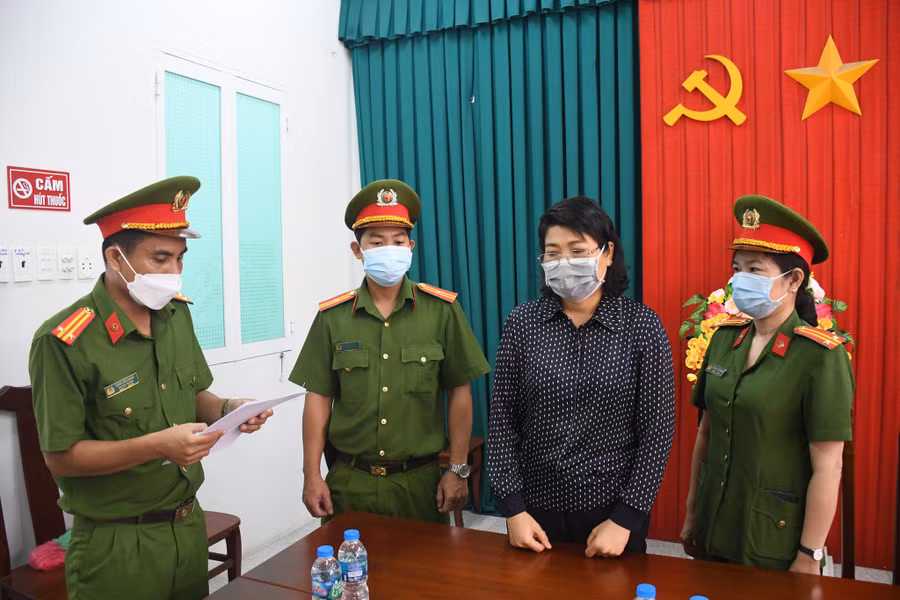 Lê Thị Thanh Loan nghe Công an tỉnh Trà Vinh tống đạt các quyết định. Ảnh: Xuân Phúc