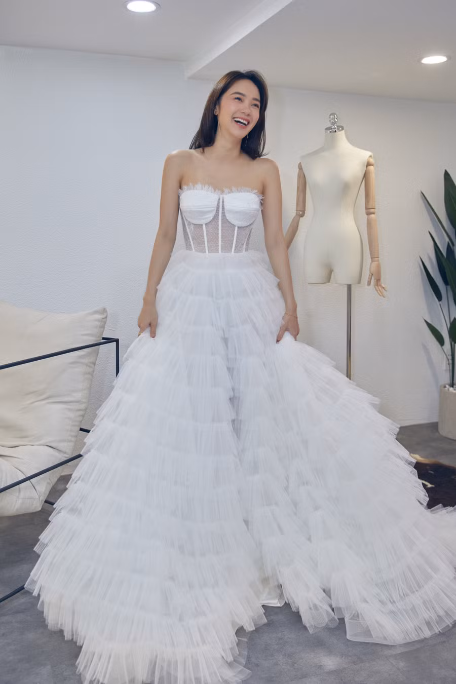 Giọng ca Một vòng trái đất khoe nhan sắc rạng rỡ, ngọt ngào trong buổi thử váy cưới. Ảnh: NVCC