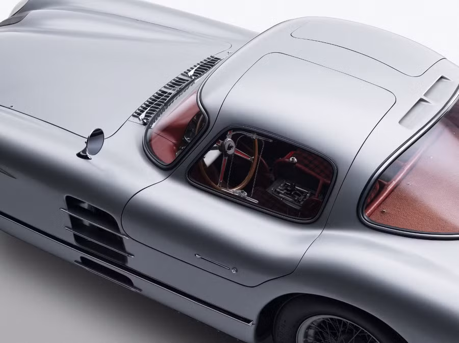 Chiếc 300 SLR có động cơ 3.0 và có thể đạt tốc độ tối đa 290 km/giờ. Ảnh: AFP