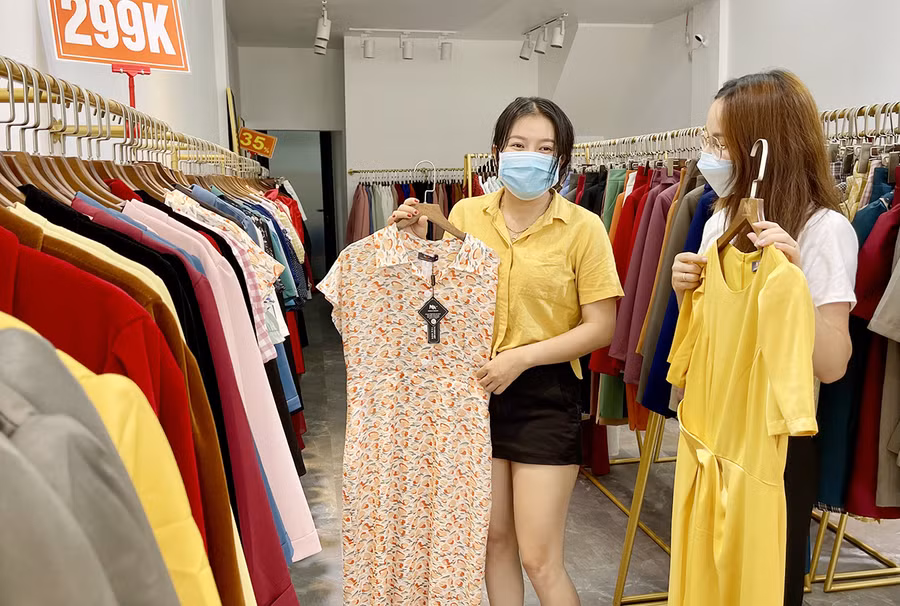 Nhiều mặt hàng thời trang tại NK Fashion được giảm đến 70%. Ảnh: Vũ Thảo