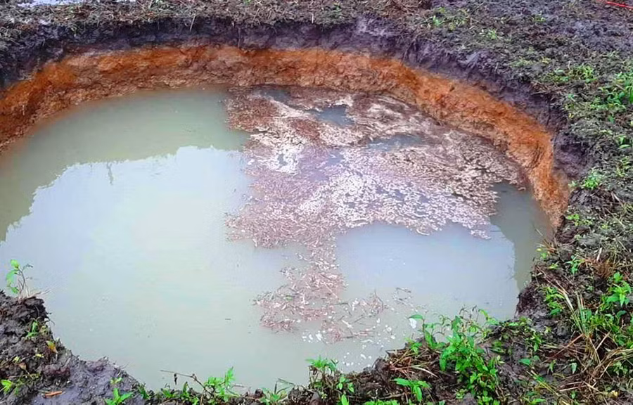  Một hố sụt lún tại huyện Định Hóa, tỉnh Thái Nguyên. (Nguồn: BTNMT)