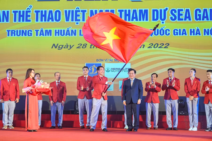 Trưởng đoàn Trần Đức Phấn sẽ dự lễ thượng cờ vào ngày 11.5. Ngày 28.4 vừa qua, Phó Thủ tướng Phạm Bình Minh đã trao cờ cho đoàn thể thao Việt Nam. MINH TÚ