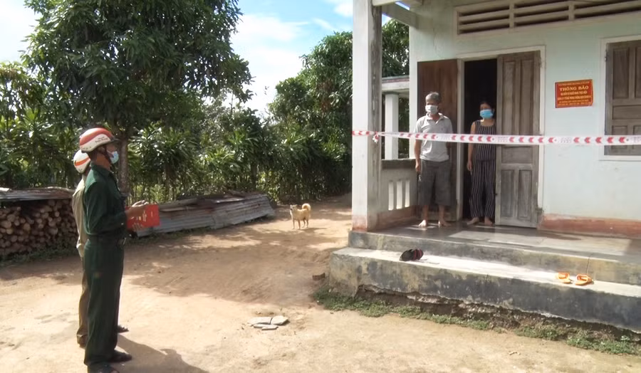 Cựu chiến binh Dương Thanh Dân đến từng nhà để vận động người dân thực hiện cách ly tại nhà. Ảnh: Hà Phương