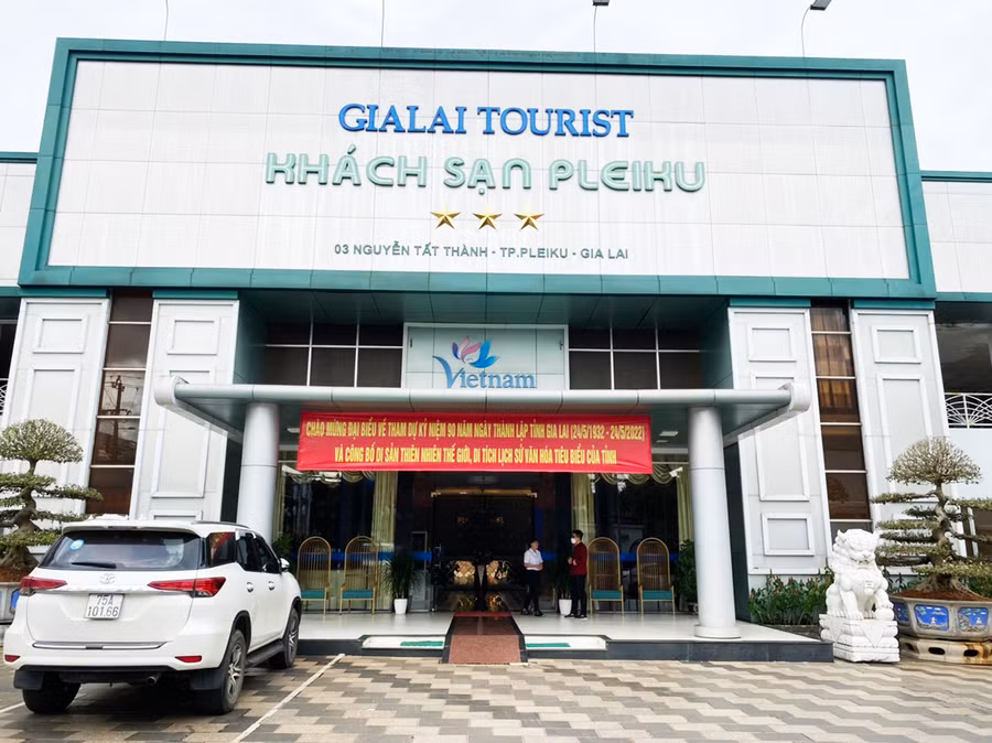 Khách sạn Pleiku đã chuẩn bị sẵn sàng các điều kiện để phục vụ khách trong và ngoài nước đến Gia Lai trong dịp kỷ niệm 90 năm Ngày thành lập tỉnh. Ảnh: Sơn Ca Khách sạn Pleiku đã chuẩn bị sẵn sàng các điều kiện để phục vụ khách trong và ngoài nước đến Gia Lai nhân sự kiện Chào mừng 90 năm thành lập tỉnh Gia Lai. Ảnh: Sơn Ca