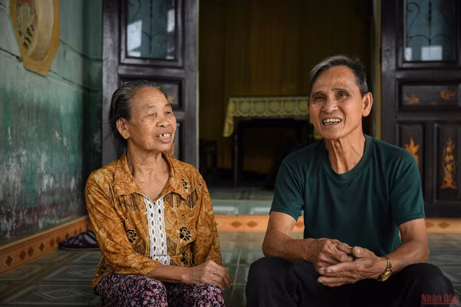  Bà Hoàng Thị Hoa - cô dâu may mắn trong đám cưới lịch sử ngày nào móm mém kể lại câu chuyện tình của ông bà. (Ảnh: THÀNH ĐẠT)