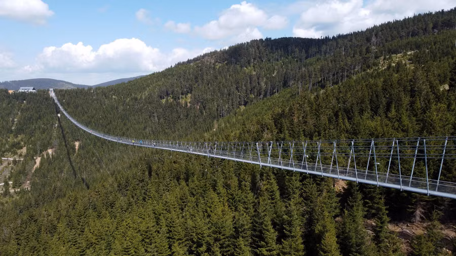 Với chiều dài 721m, cầu treo Sky Bridge 721 ở khu nghỉ dưỡng Dolní Morava, vùng Pardubice, Cộng hòa Séc, đã chính thức phá kỷ lục cây cầu treo bộ hành dài nhất thế giới thuộc về cầu Arouca (516m) ở Bồ Đào Nha. (Ảnh: Reuters)