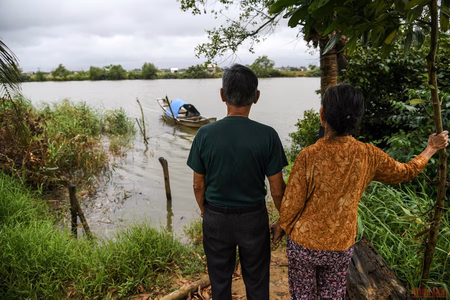  Ông Nghi - bà Hoa chiều chiều lại ra sông Bến Hải hoài niệm về những kỷ niệm cũ. (Ảnh: THÀNH ĐẠT)