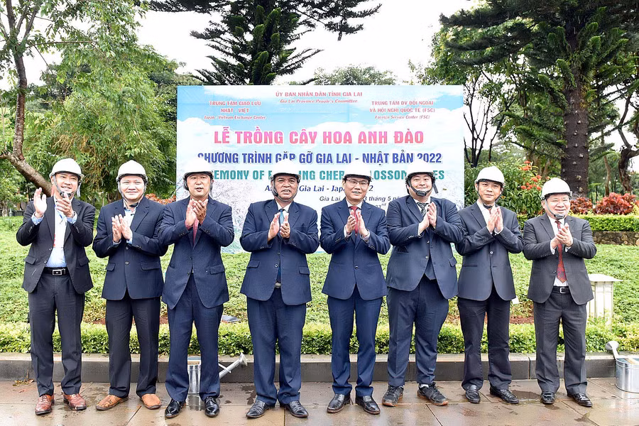 Các đồng chí lãnh đạo tỉnh cùng với phía nhật bản thực hiện xong nghi thức trồng cây. Ảnh: Đức Thụy