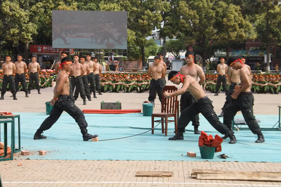 Biểu diễn dùng yết hầu uốn cong thanh sắt. Ảnh: Hoàng Bình Biểu diễn dùng yết hầu uốn cong thanh sắt. Ảnh: Hoàng Bình