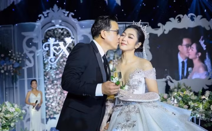 "Nếu vì tiền thì chắc chắn Xuân không chọn tôi vì có rất nhiều đại gia theo đuổi cô ấy. Tôi không hoàn hảo, cô ấy cũng vậy và chúng tôi yêu nhau", chồng đại gia của Hà Thanh Xuân cho hay.
