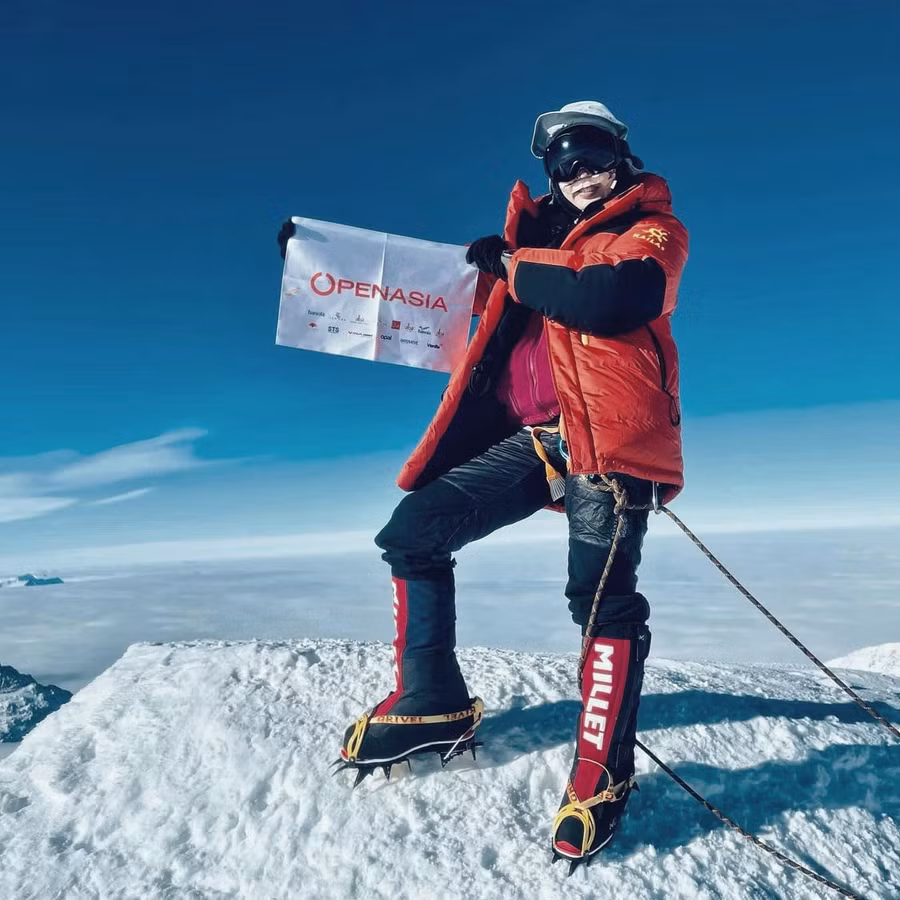 Thanh Nhã trên đỉnh Vinson mùa đông năm ngoái. Ảnh: Seven Summit Treks Thanh Nhã trên đỉnh Vinson mùa đông năm ngoái. Ảnh: Seven Summit Treks
