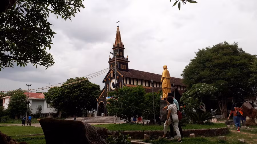 Nhà thờ gỗ Kon Tum luôn là điểm đến với những khách lần đầu đến tỉnh Kon Tum bởi kiến trúc độc đáo.