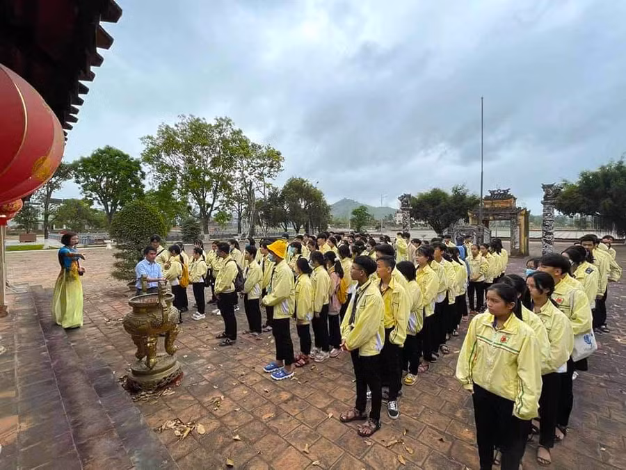 Học sinh Trường THPT Quang Trung dâng hương tại An Khê trường thuộc di tích lịch sử Tây Sơn Thượng đạo. Ảnh: Ngọc Minh 