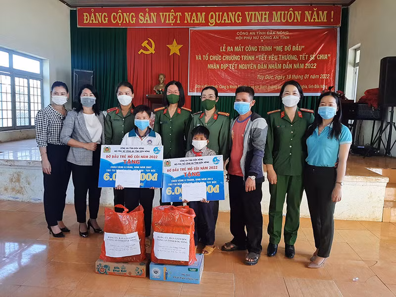 Hội Phụ nữ Công an tỉnh Đắk Nông nhận đỡ đầu chăm sóc 2 cháu nhỏ mồ côi cả cha lẫn mẹ ở xã Đắk Ngo, huyện Tuy Đức. Hội Phụ nữ Công an tỉnh Đắk Nông nhận đỡ đầu chăm sóc 2 cháu nhỏ mồ côi cả cha lẫn mẹ ở xã Đắk Ngo, huyện Tuy Đức.