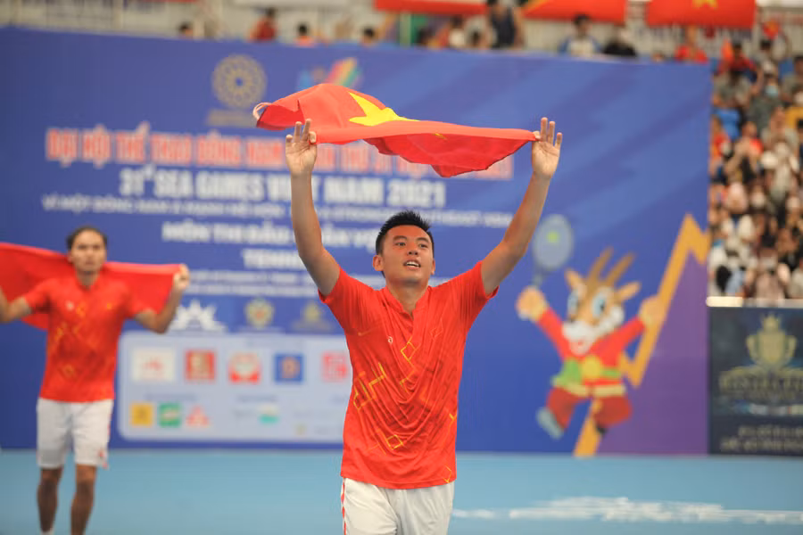 Lý Hoàng Nam hạnh phúc và được thưởng lớn khi bảo vệ thành công HCV SEA Games. Ảnh: Minh Khai