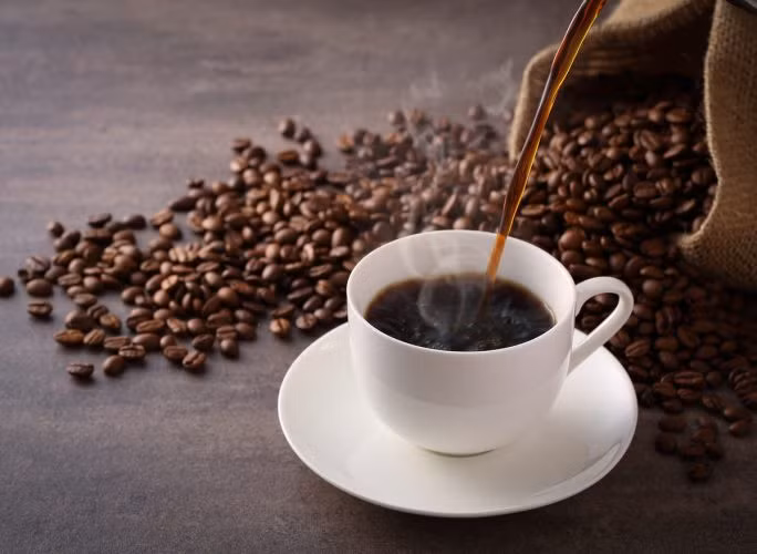 Đối với những người bị lo lắng, cà phê đen có lẽ không phải là ý tưởng tốt nhất vì caffeine có thể khiến bạn cảm thấy bồn chồn và lo lắng hơn. Ảnh: Shutterstock