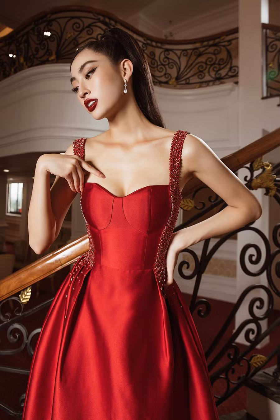 Dù lép vế về chiều cao so với đàn em nhưng Lương Thùy Linh vẫn vô cùng nổi bật nhờ nhan sắc và thần thái 'đỉnh cao'.