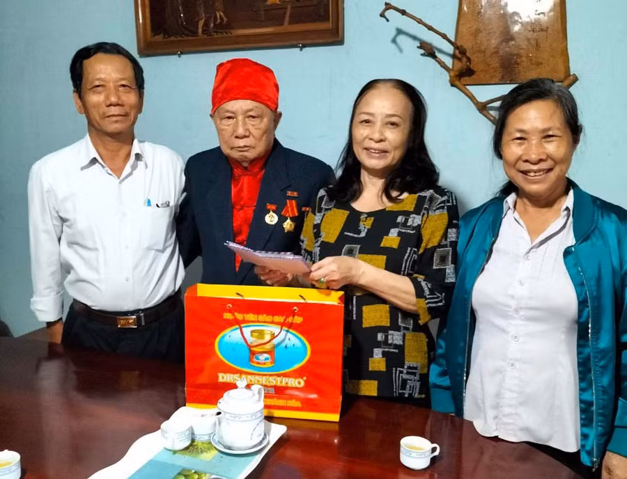 Chi hội Người cao tuổi và Ban Công tác Mặt trận tổ 9 (phường Ia Kring, TP. Pleiku) chúc thọ ông Mai Xuân Phan tròn 90 tuổi. Ảnh: N.L.P