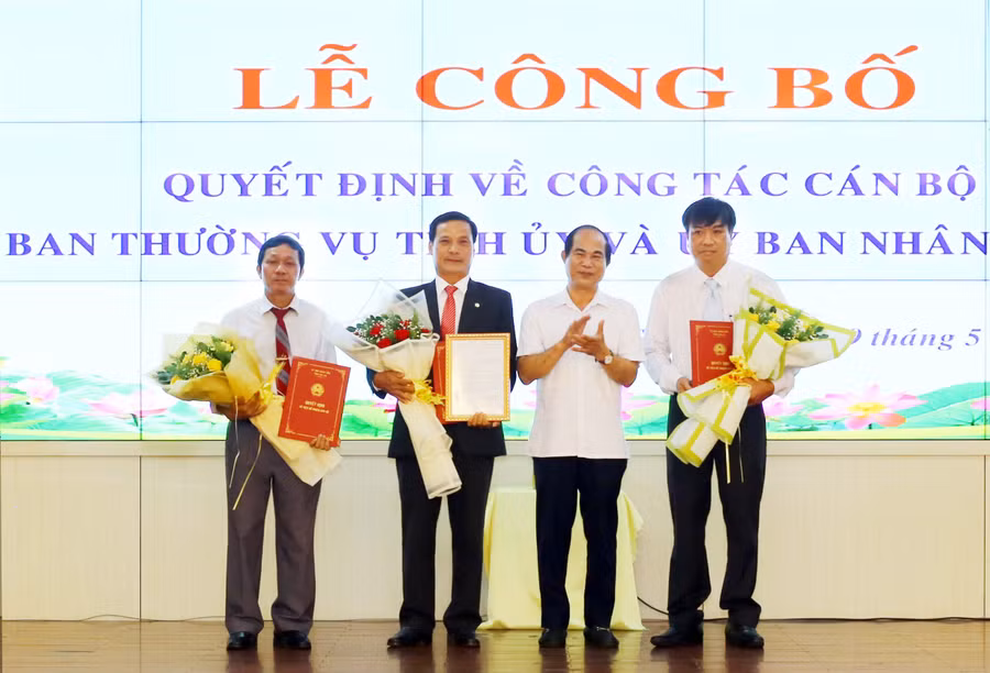 D:\Downloads\Chủ tịch Ủy ban nhân dân tỉnh Võ Ngọc Thành trao các quyết định về công tác cán bộ.jpg
