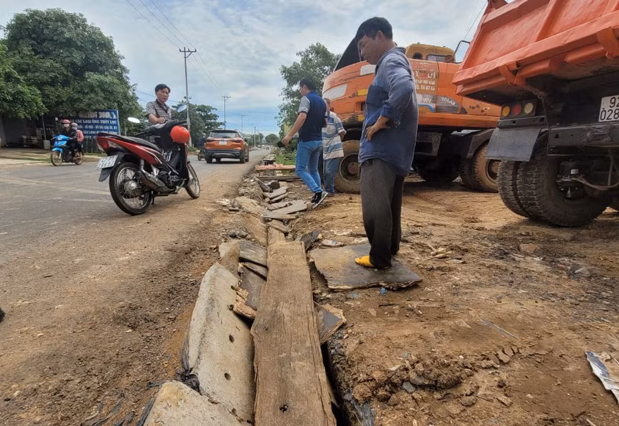 Nhiều tấm đan của hệ thống thoát nước trên tỉnh lộ 1 bị hư hỏng. Ảnh: Hoàng Bình