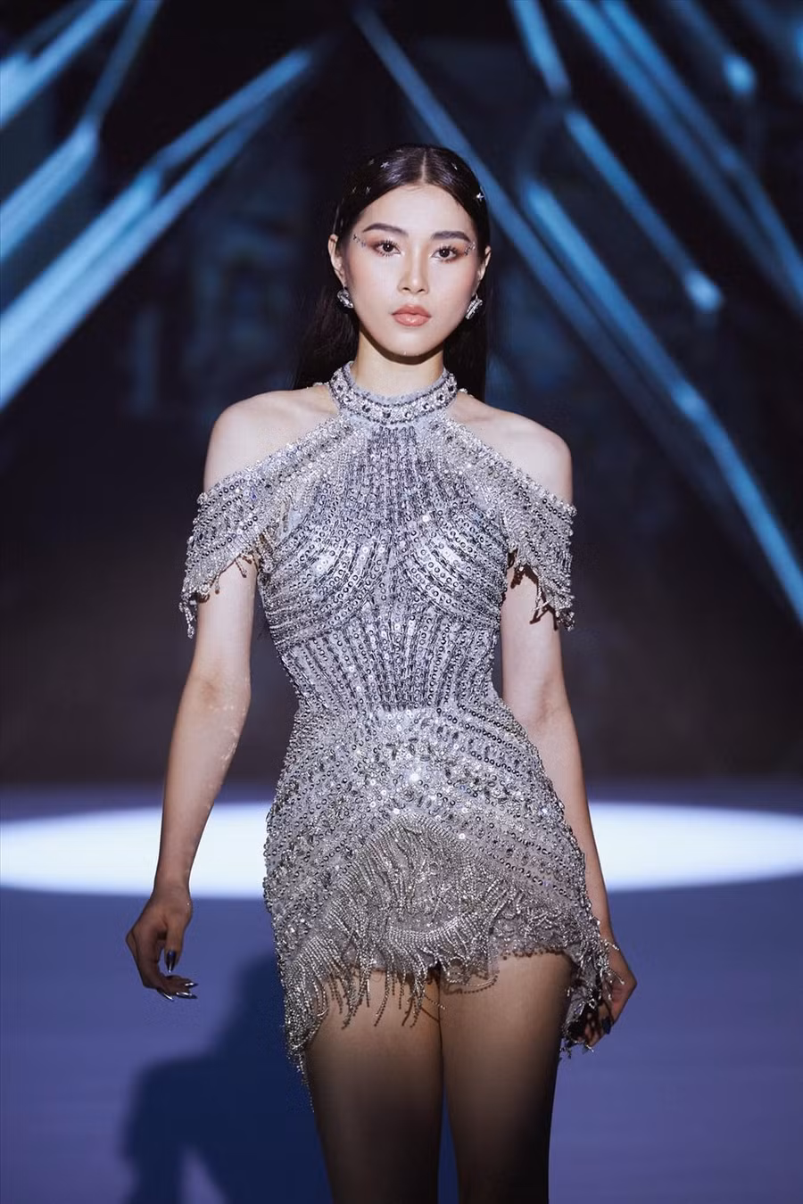  Người đẹp sinh năm 2002 lột xác khi trở thành thí sinh Hoa hậu Hoàn vũ Việt Nam 2022. Trong đêm diễn thời trang thuộc khuôn khổ cuộc thi, Thu Huyền gây ấn tượng với chiều cao và thần thái tốt khi đi catwalk. Ảnh: NVCC. 