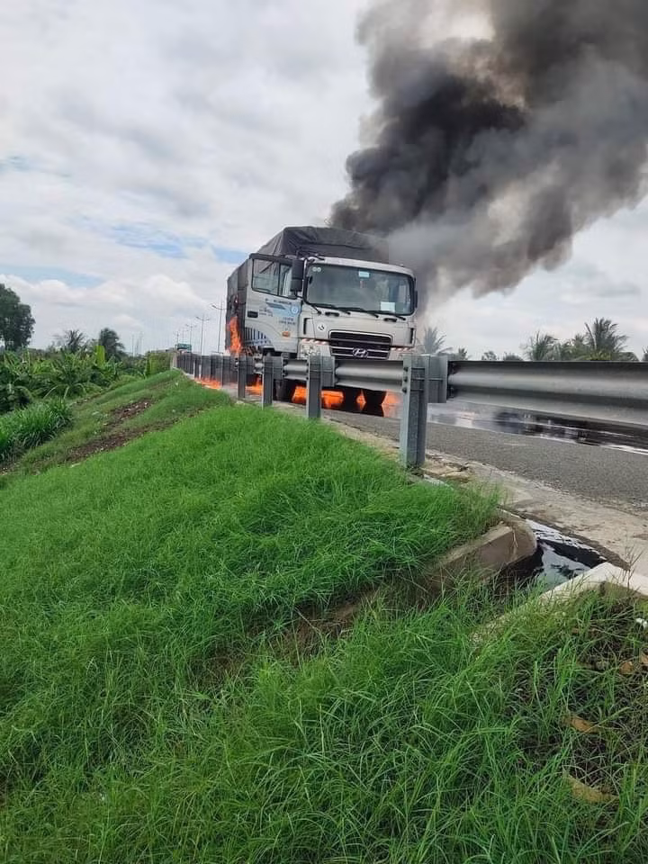 Do xe tải đang chở nhớt trên xe nên nhớt chảy tràn xuống mặt đường, khiến lửa càng bốc cháy dữ dội. Ảnh: C.T.V