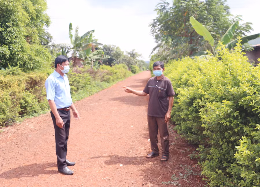 Trưởng thôn Thơ Nhueng Siu Gjac (bìa phải) phấn khởi trước sự đổi thay nhanh chóng của làng nhưng năm qua