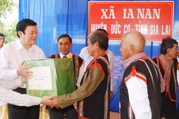 Chủ tịch nước tặng quà cho các già làng tại xã Ia Nan, huyện Đức Cơ.