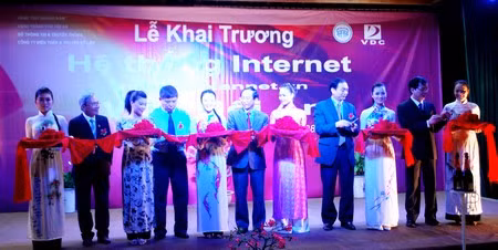 Lãnh đạo tỉnh Quảng Nam, TP Hội An và VDC cắt băng khai trương hệ thống internet wifi miễn phí lần đầu tiên tại VN