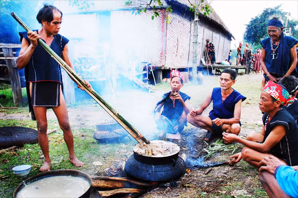 Hội Làng- Mừng lúa mới của dân tộc Bahna, Kông Chro, Gia lai. Ảnh Nguyễn Giác