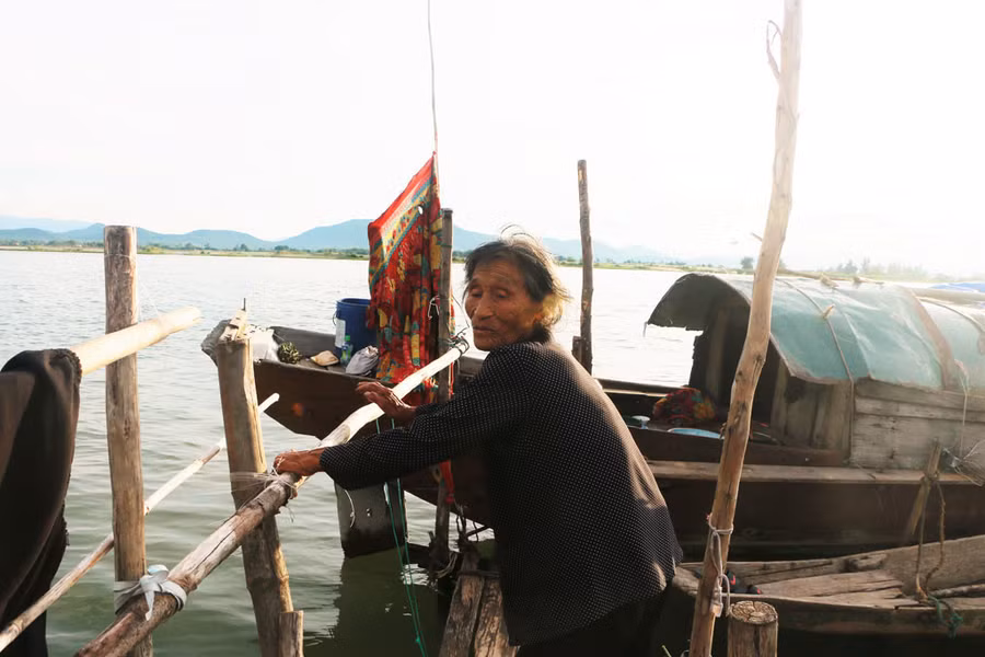 Vợ chồng bà Hoàng Thị Thái sống kiếp vạn đò mấy chục năm nay.
