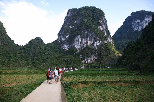 Đường vào động Ngườm Ngao.