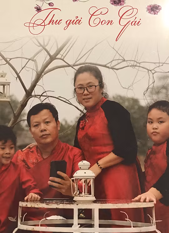 "Nếu ngoài xa kia là một cánh đồng bát ngát vô tận kiến thức, bố luôn mong con gái hãy bước những bước chắc chắn trên cánh đồng đó". Ảnh: Nhân vật cung cấp