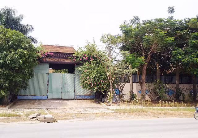 Mặt tiền của biệt phủ nhìn rất bình thường