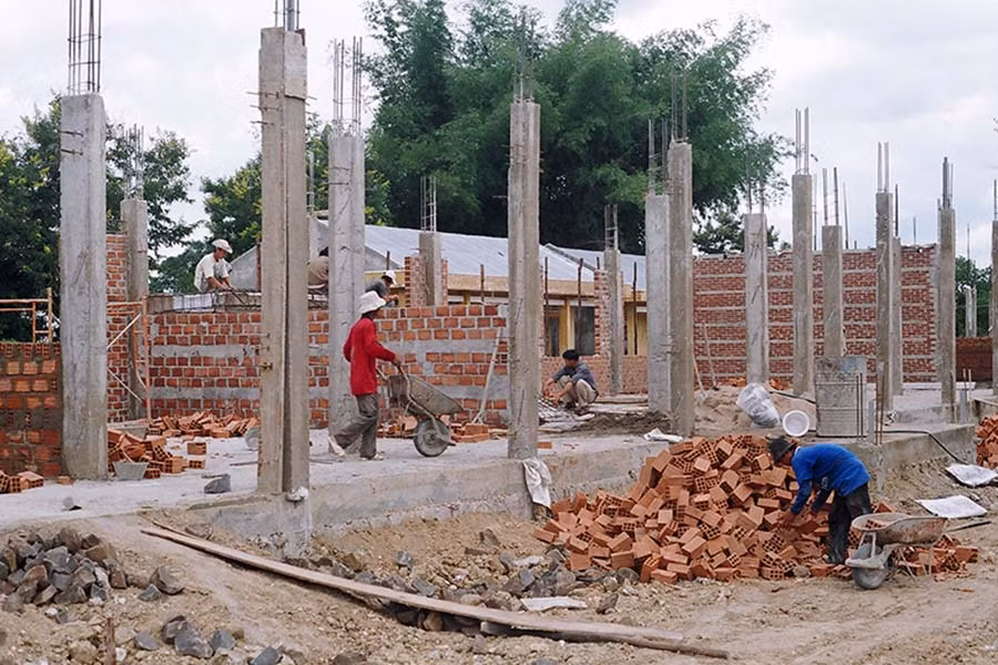 Các công trình xây dựng vẫn còn phổ biến việc sử dụng gạch đất sét nung. Ảnh: T.N