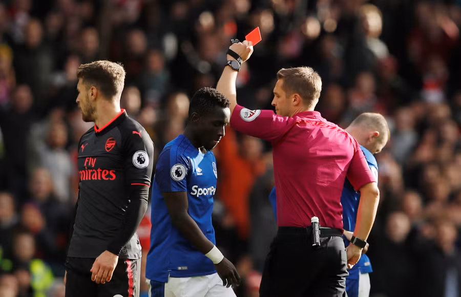 Idrissa Gana Gueye (xanh) nhận thẻ đỏ sau pha vào bóng nguy hiểm với Xhaka. Ảnh: REUTERS Idrissa Gana Gueye (xanh) nhận thẻ đỏ sau pha vào bóng nguy hiểm với Xhaka. Ảnh: REUTERS