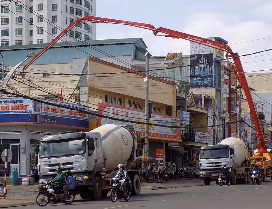 Tăng cường quản lý an toàn cho người và phương tiện giao thông tại khu vực thi công các công trình xây dựng ở trung tâm đô thị. Ảnh: T.N