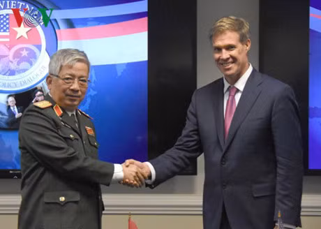 Thượng tướng Nguyễn Chí Vịnh và Tiến sĩ Joseph H.Felter, Trợ lý Bộ trưởng Quốc phòng Hoa Kỳ phụ trách khu vực Đông và Đông Nam Á.