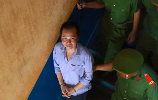 Áp giải bị cáo Nguyễn Quốc Sang sau phiên tòa.