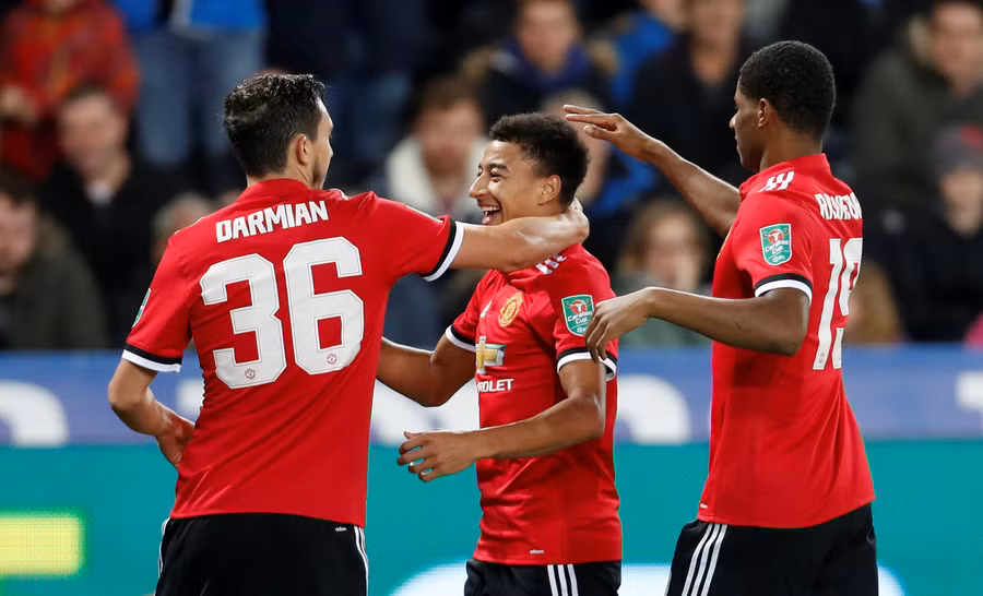 Jesse Lingard (giữa) ghi cả 2 bàn thắng trong trận M.U đá bại Swansea 2-0. Ảnh: REUTERS